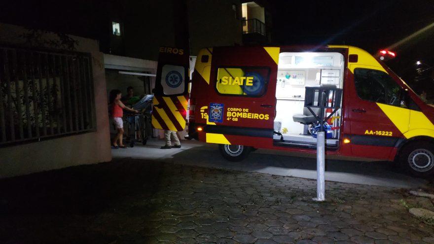 Idosa tem suspeita de luxação no Joelho após sofrer queda