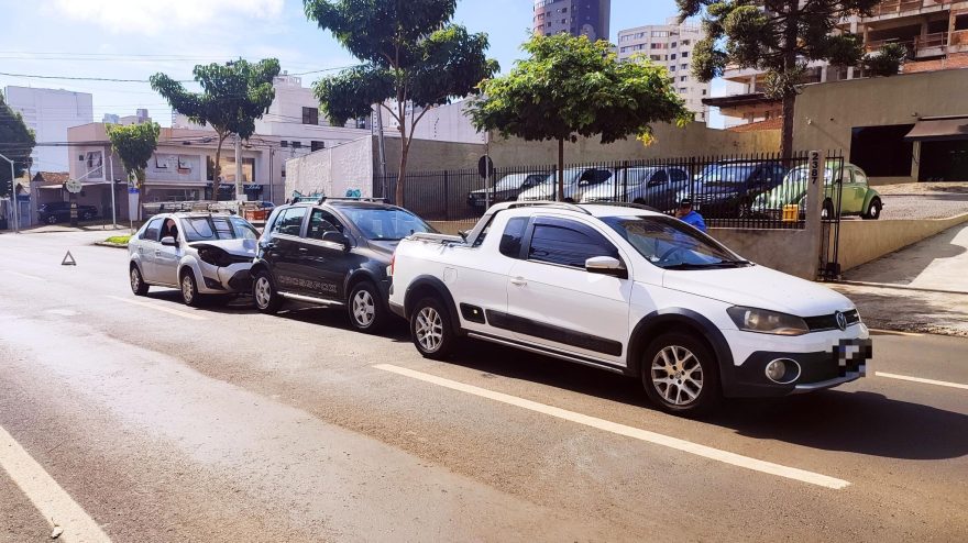 Fiesta, Cross Fox e Saveiro se envolvem em engavetamento no Centro