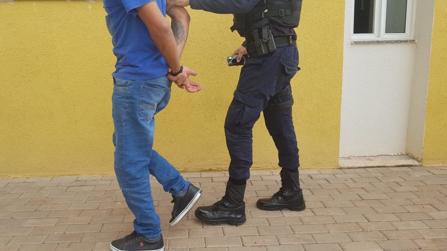 Homem persegue mulher na saída da escola e é preso ao descumprir medida protetiva