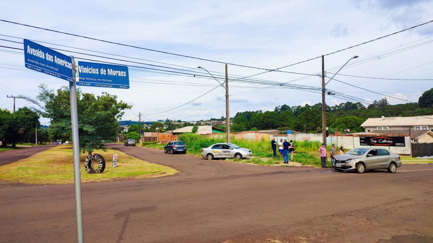 Carro de aplicativo se envolve em acidente com Voyage no Brasília