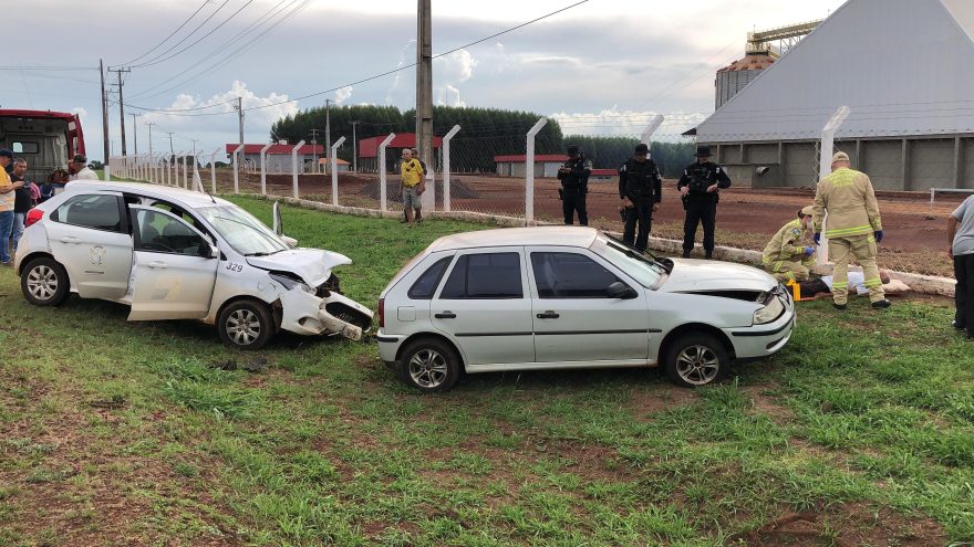 Homem e mulher são socorridos pelo Siate após acidente na PR-180 em Juvinópolis