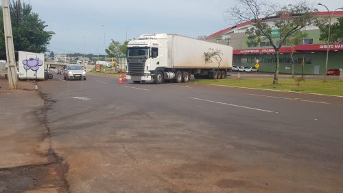 Caminhão com falha mecânica causa transtornos no Trevo Cataratas Imagem referente a Caminhão com falha mecânica causa transtornos no Trevo Cataratas