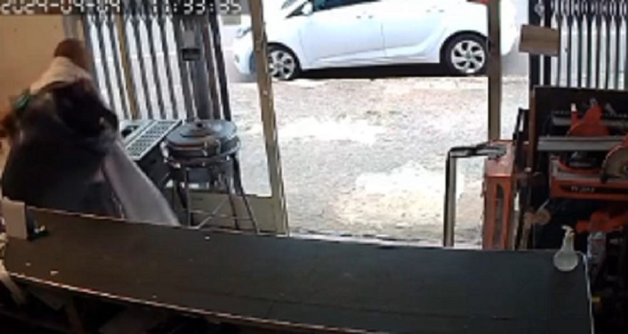 Câmera flagra homem furtando celular em loja de ferramentas na Rua Erechim