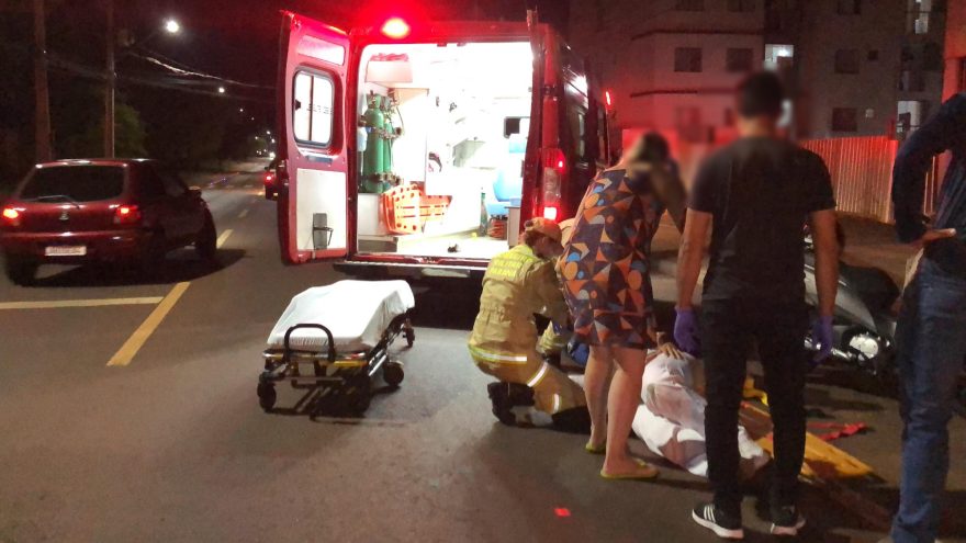 Mulher fica ferida ao cair de moto na Avenida Piquiri