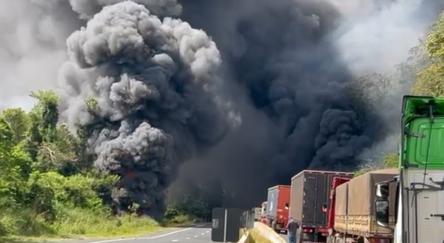 Bitrem pega fogo após tombar na 376; motorista fica preso na cabine e é salvo por populares
