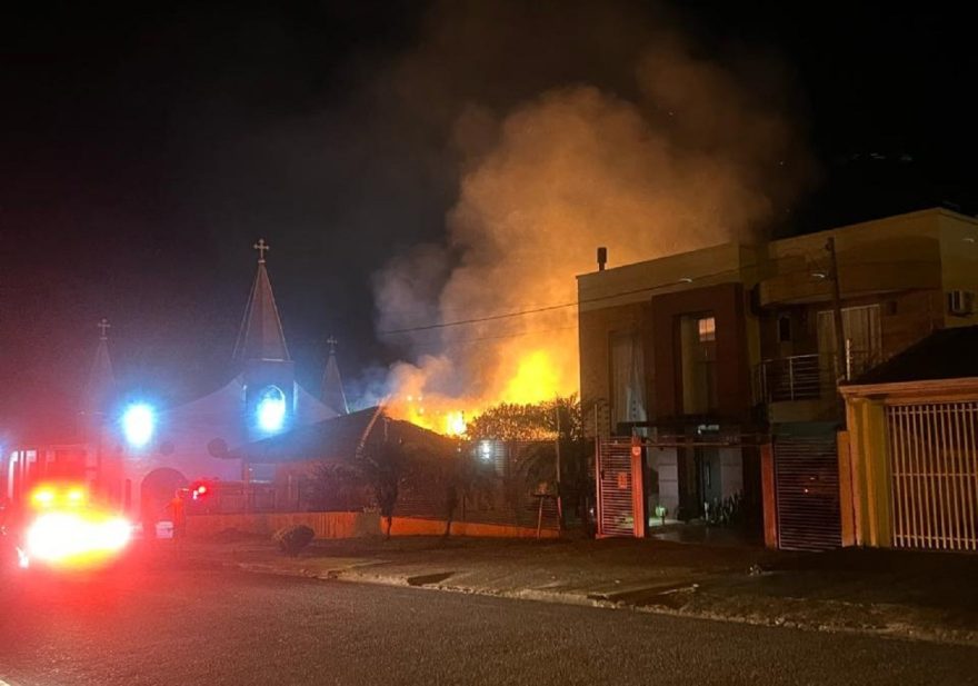 Bombeiros combatem incêndio em residência em construção no Jardim Consolata