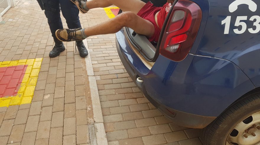 Tentando praticar roubos no Guarujá, ladrão é detido após agredir idosa e ameaçar criança