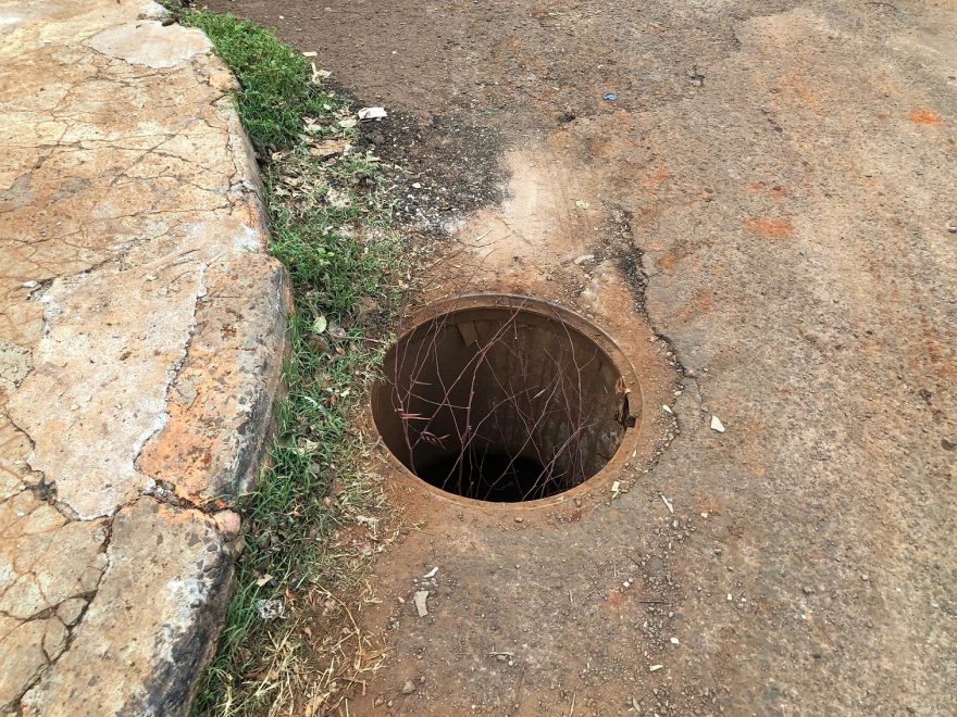 Havia um buraco no meio do caminho… Bueiro aberto causa preocupação no Julieta Bueno