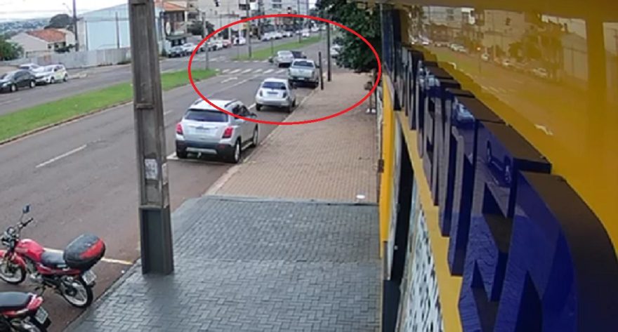 Câmera flagra colisão entre Polo e Argo no Coqueiral