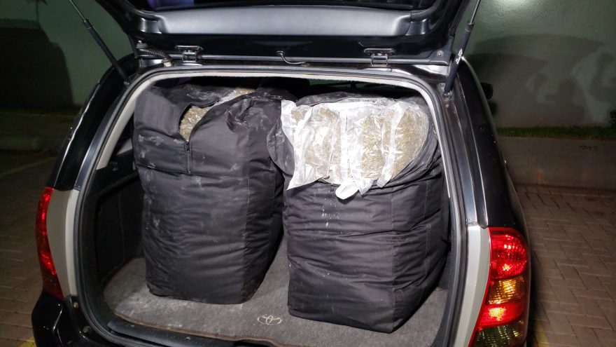 PRF apreende Toyota Fielder com 53 kg de capulho e detém duas mulheres na BR-277 em Cascavel
