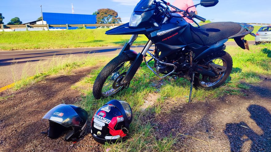 Casal de motociclistas fica ferido após fechada de trânsito na PRc-467