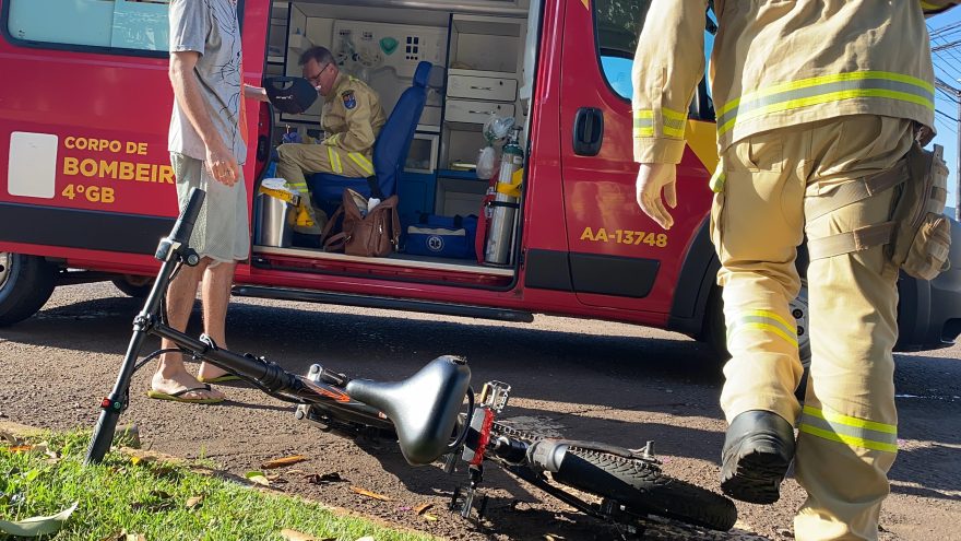 Ciclista fica ferida após ser atingida por carro na Avenida Carlos Gomes