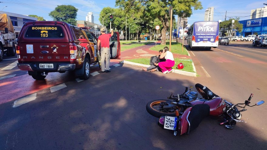 Carro e moto batem na Avenida Brasil com a Avenida Barão do Rio Branco