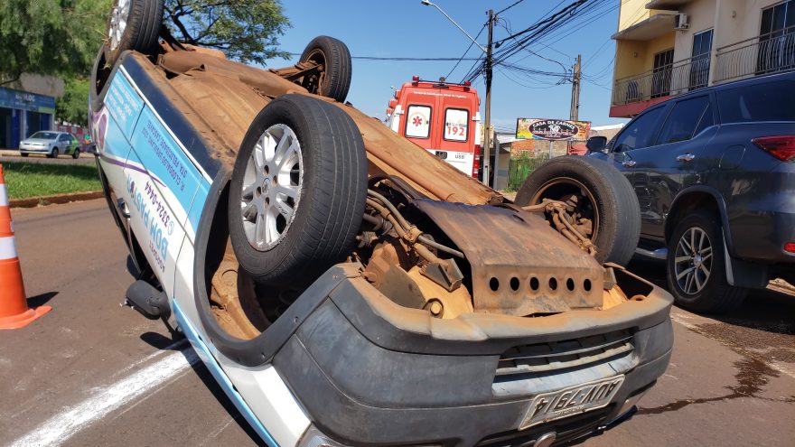Fiat Uno capota após colisão com Ecosport na Avenida Assunção