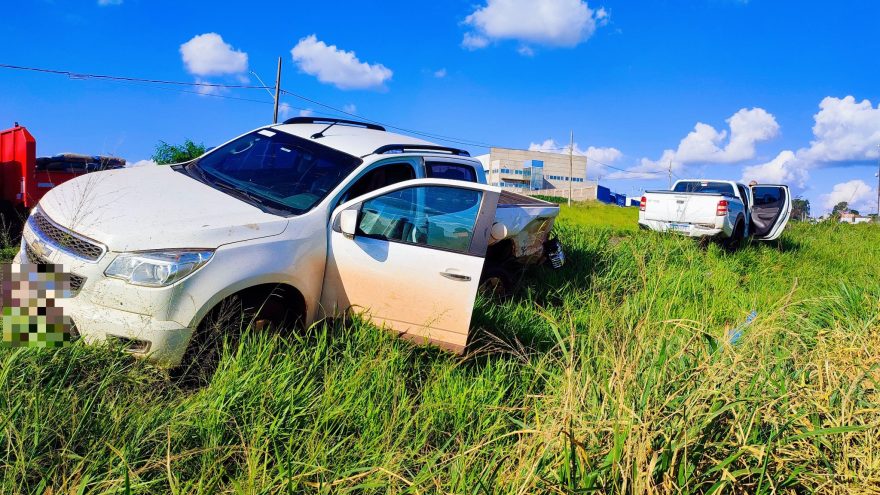 Colisão entre duas caminhonetes é registrada na BR-467 em Cascavel