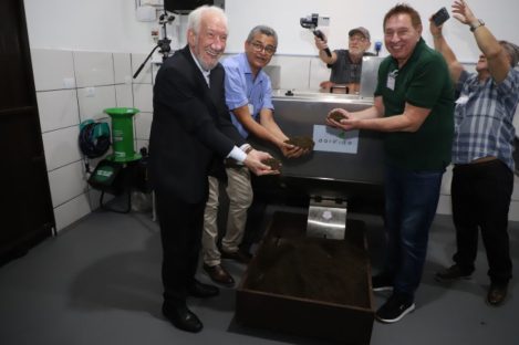 Máquina de compostagem acelerada é apresentada ao governador em exercício