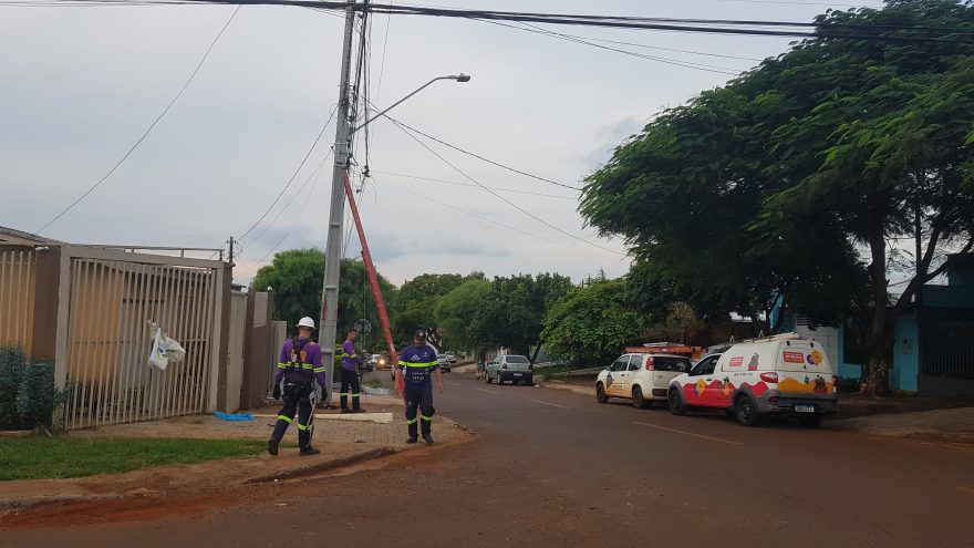 Caminhões arrancam fios de energia e deixa moradores em acesso à Internet