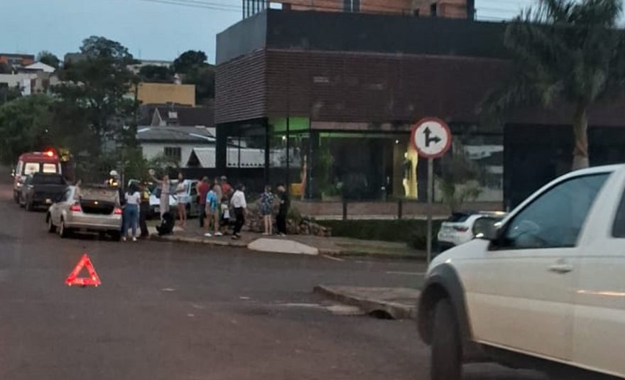Mulher fica ferida em acidente de trânsito na Rua Vitória