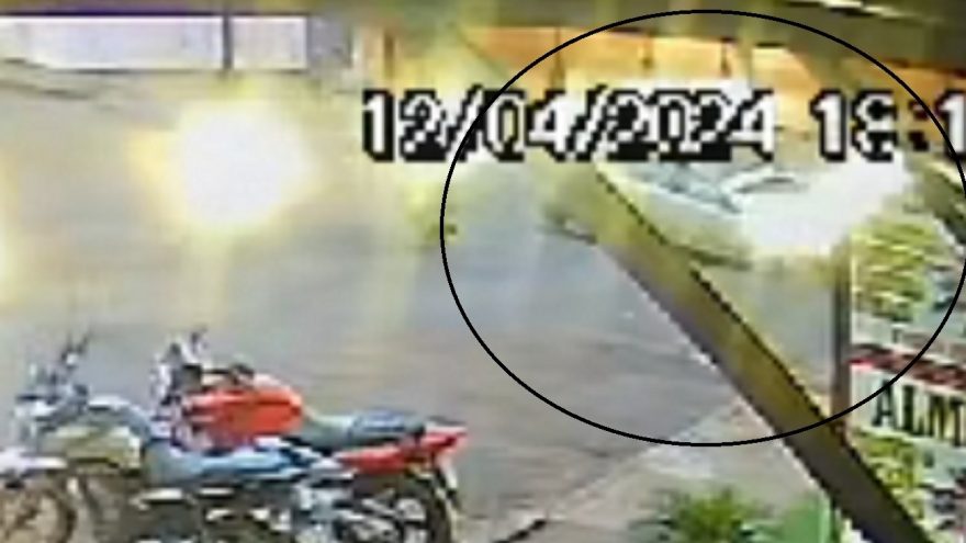 Câmera registra acidente entre dois carros que deixou mulher ferida na Rua Vitória