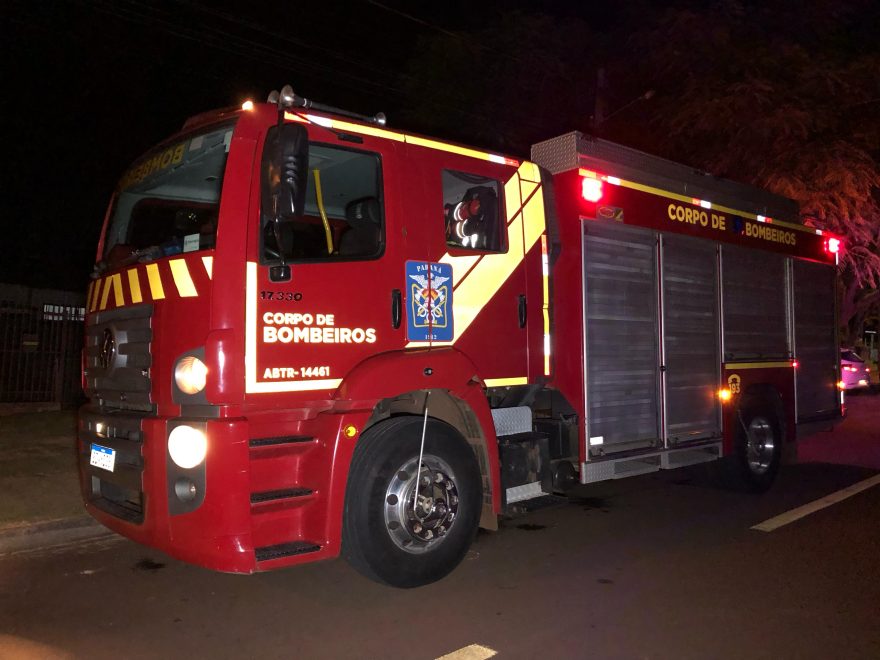 Bombeiros resgatam cachorro preso debaixo de residência
