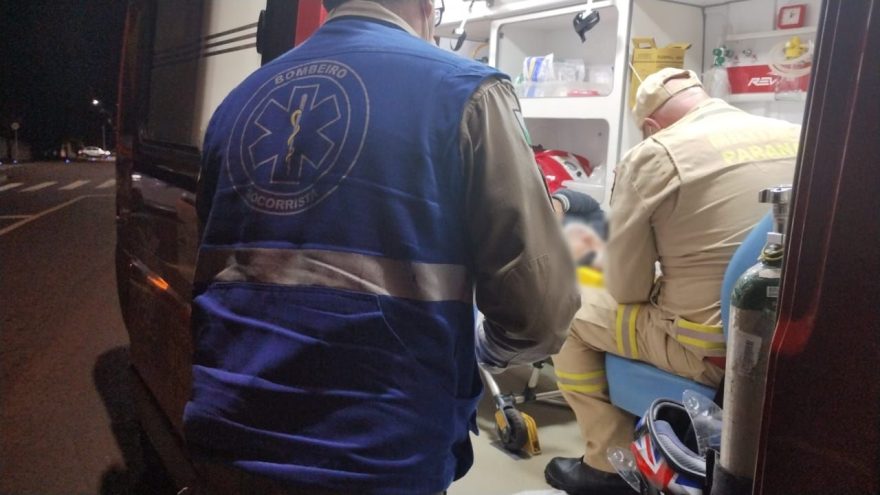Motociclista sofre suspeita de fratura em colisão com automóvel na Avenida Piquiri