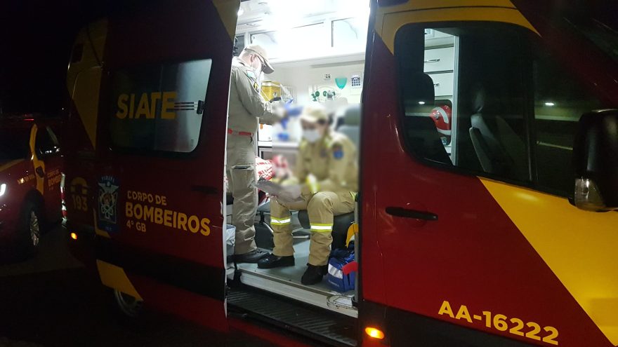 Jovem de 20 anos tem lesões graves após colisão entre moto e carro no bairro Guarujá