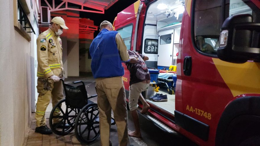 Homem caído às margens da rodovia mobiliza Siate, embaixo do viaduto da Avenida Piquiri
