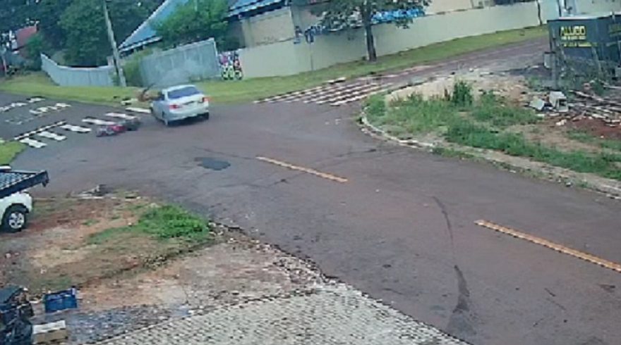 Câmera flagra motociclista sendo arremessado em acidente entre Twistter e Corolla no Coqueiral