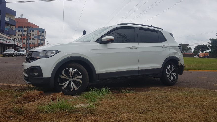 Dois carros se envolvem em acidente na Avenida das Torres