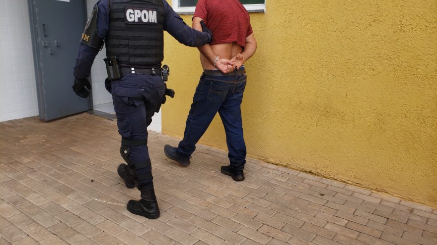 Homem é preso com armas de fogo após manter a esposa em cárcere privado