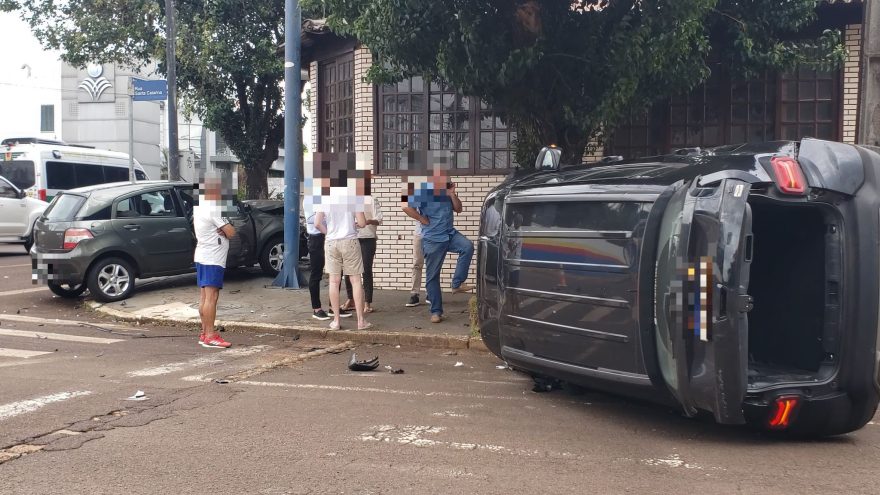 Jeep tomba após colisão com Agile na Rua Santa Catarina