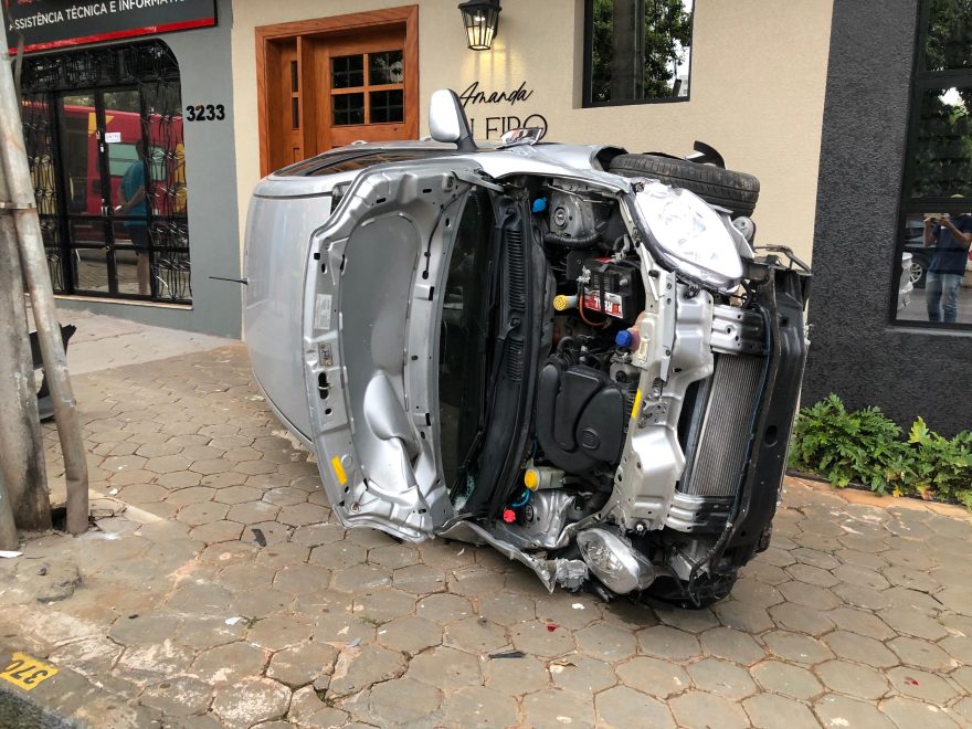 Palio capota após colisão no cruzamento das Ruas Recife e Sete de Setembro