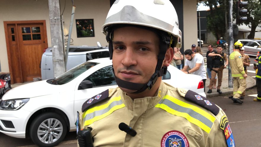Conforme oficial, motorista de Palio não conseguiu fazer a curva, bateu em carros parados e fugiu do local