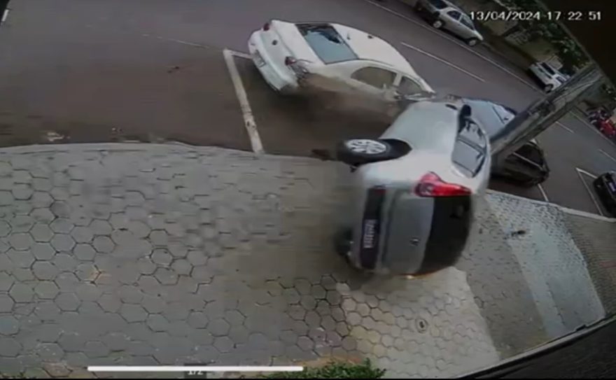 Impressionante: Vídeo mostra Palio tombando após atingir Voyage estacionado