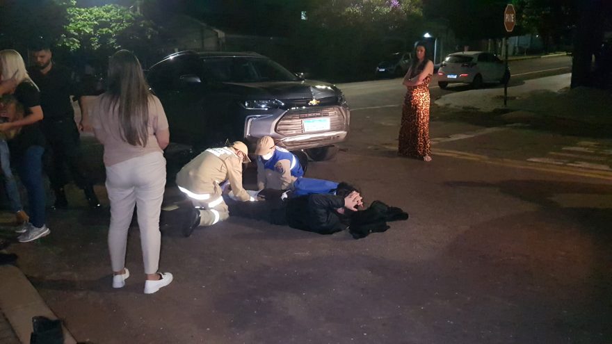 Moto vai parar embaixo de carro e motociclista fica ferido em acidente na Rua Teresina