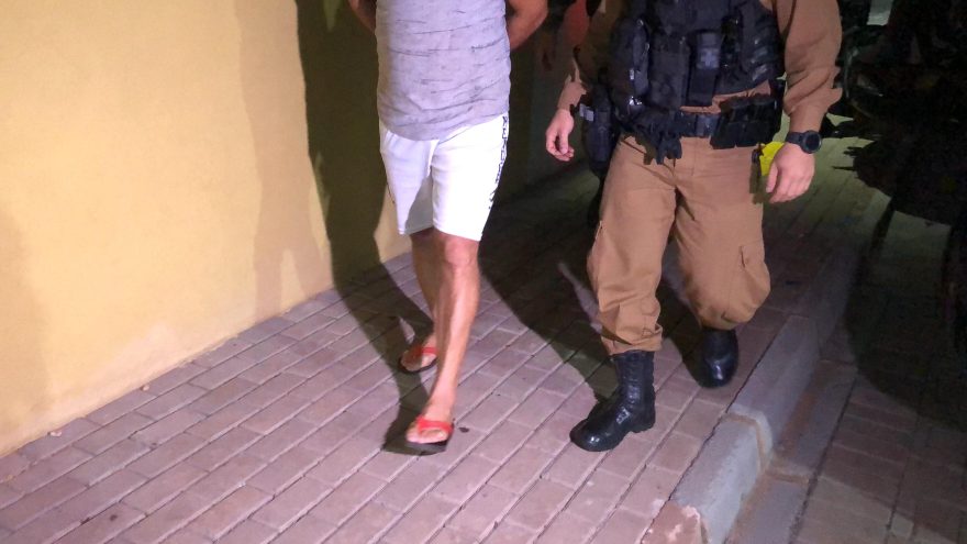 PMs encontram crianças fora da cadeirinha, abordam veículo e constatam origem de furto