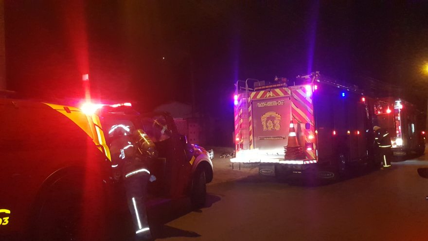 Casa abandonada é incendiada no Bairro Esmeralda e Corpo de Bombeiros contém sinistro