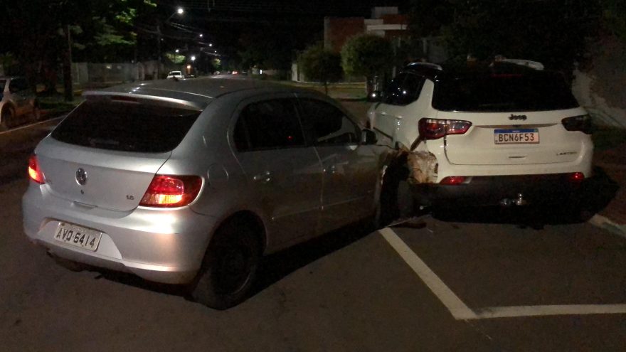 Gol atinge traseira de Jeep estacionado na Rua Flamboyant