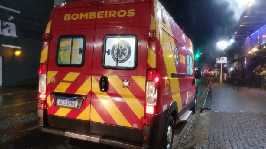 Homem fica ferido ao sofrer queda dentro de casa noturna em Cascavel