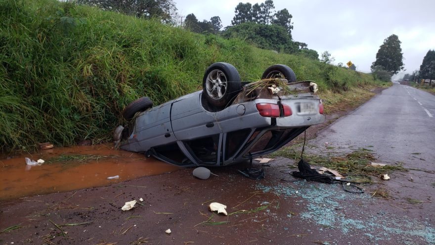 Escort capota às margens da rodovia BR-369 em Cascavel