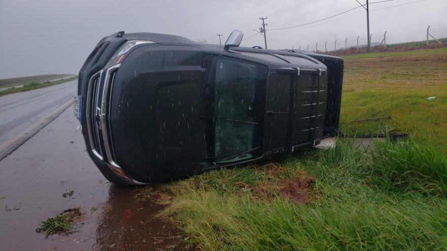 S10 com casal tomba após aquaplanagem na BR-163 em Cascavel