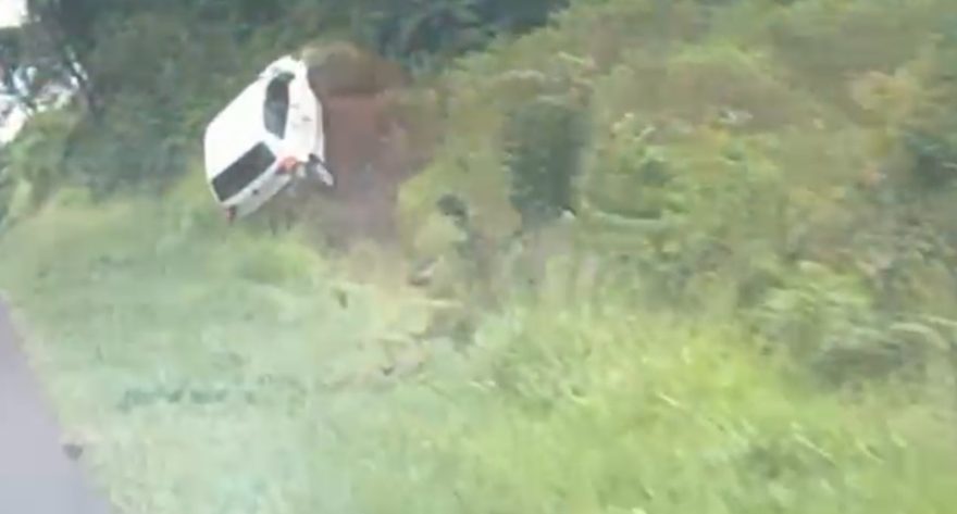 Adolescente é apreendido após capotar carro com 559 Kg de maconha na BR-277; veja imagens