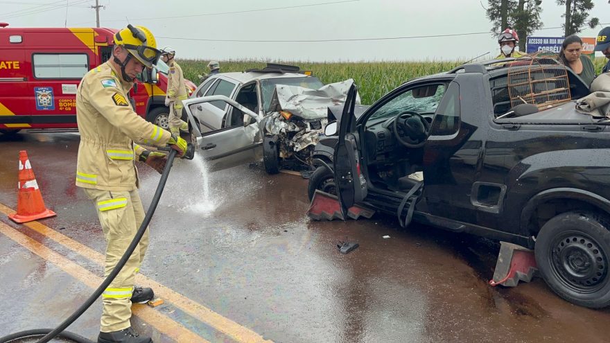 Grave colisão deixa três vítimas feridas e interdita parcialmente a BR-369, em Corbélia
