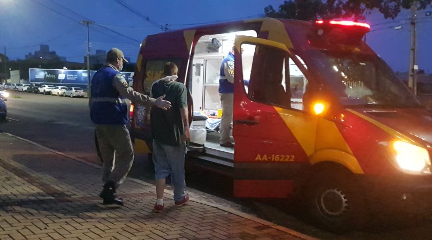 Motociclista fica ferido após atropelar cachorro na Avenida Brasil