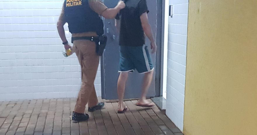 Em posse de drogas, homem resiste a prisão e desacata policiais no Santo Inácio