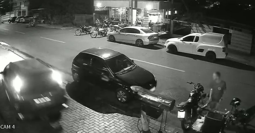Motorista invade calçada e tenta atropelar pedestres no Santa Felicidade