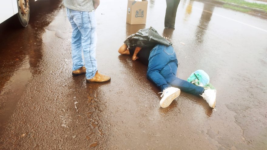 Garupa de moto fica ferido após colisão na Avenida das Pombas, no Jardim Clarito