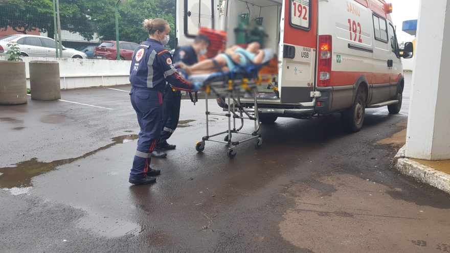 Mulher, grávida de oito meses, é socorrida pelo Samu na Secretaria de Saúde
