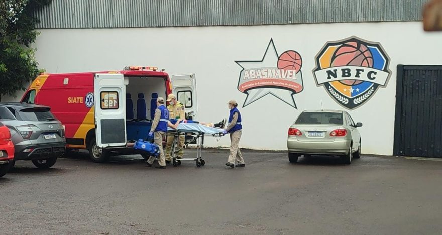 Adolescente é socorrido pelo Siate na Associação de Basquete