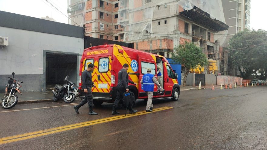 Jovem, de 29 anos, fica ferido em acidente no Centro de Cascavel